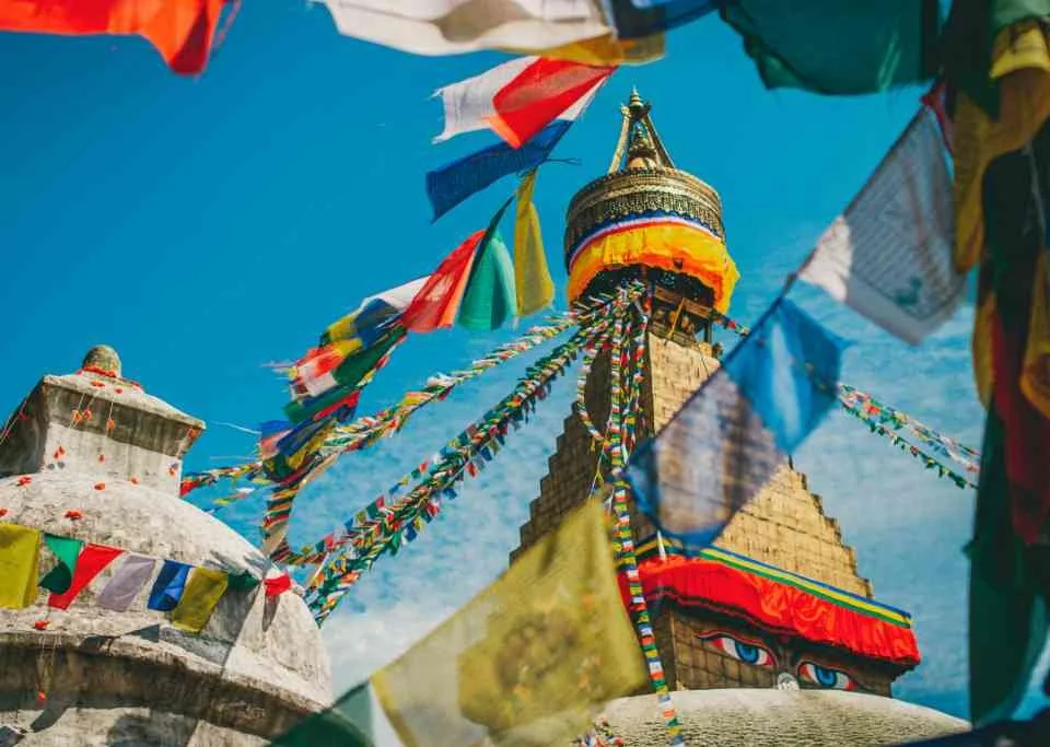 Gebetsfahnen vor einem Stupa im Himalaya